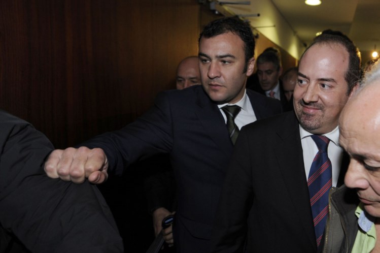 Eram só dois, mas cantaram Grândola ao ministro em Londres