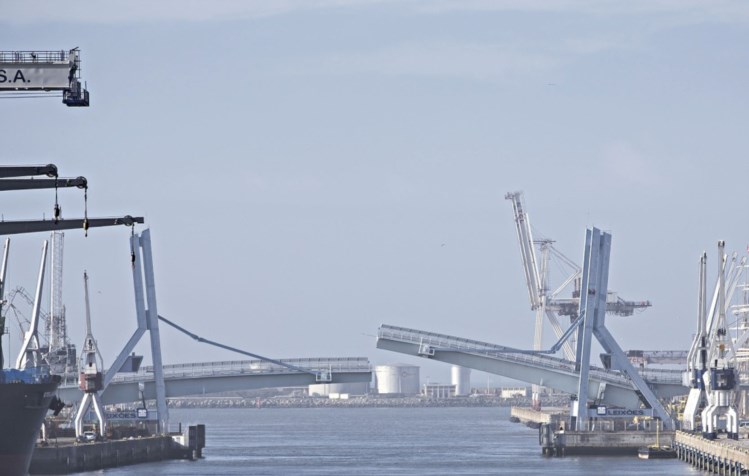 Associação Comercial do Porto encomenda estudo sobre terminais portuários 806324?tp=UH&db=IMAGENS&w=749