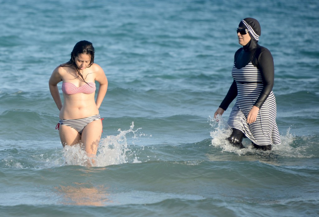 Resultado de imagem para Contra burkas e burkinis, pela liberdade e igualdade de género